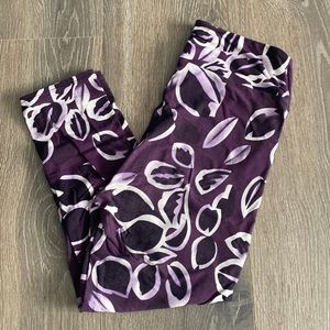 Capri length purple floral print super soft leggings